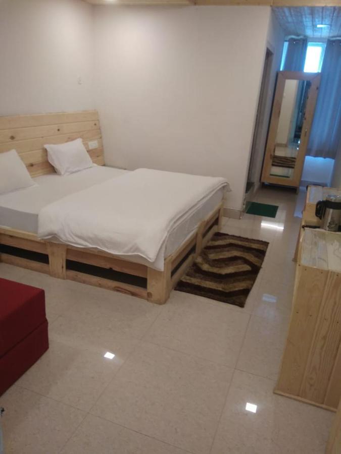 Hotel Charanpaduka バドリーナート エクステリア 写真