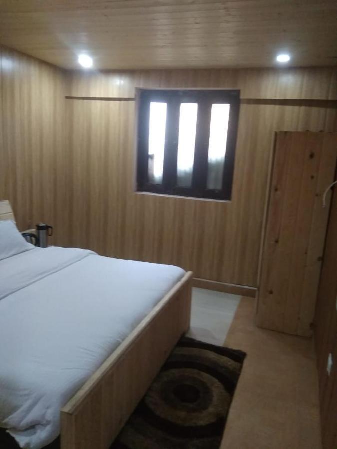 Hotel Charanpaduka バドリーナート エクステリア 写真