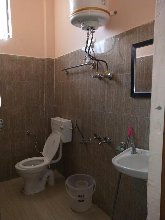 Hotel Charanpaduka バドリーナート エクステリア 写真